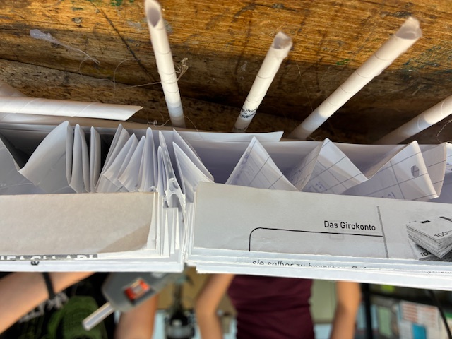 Konstruktion einer Papierbrücke